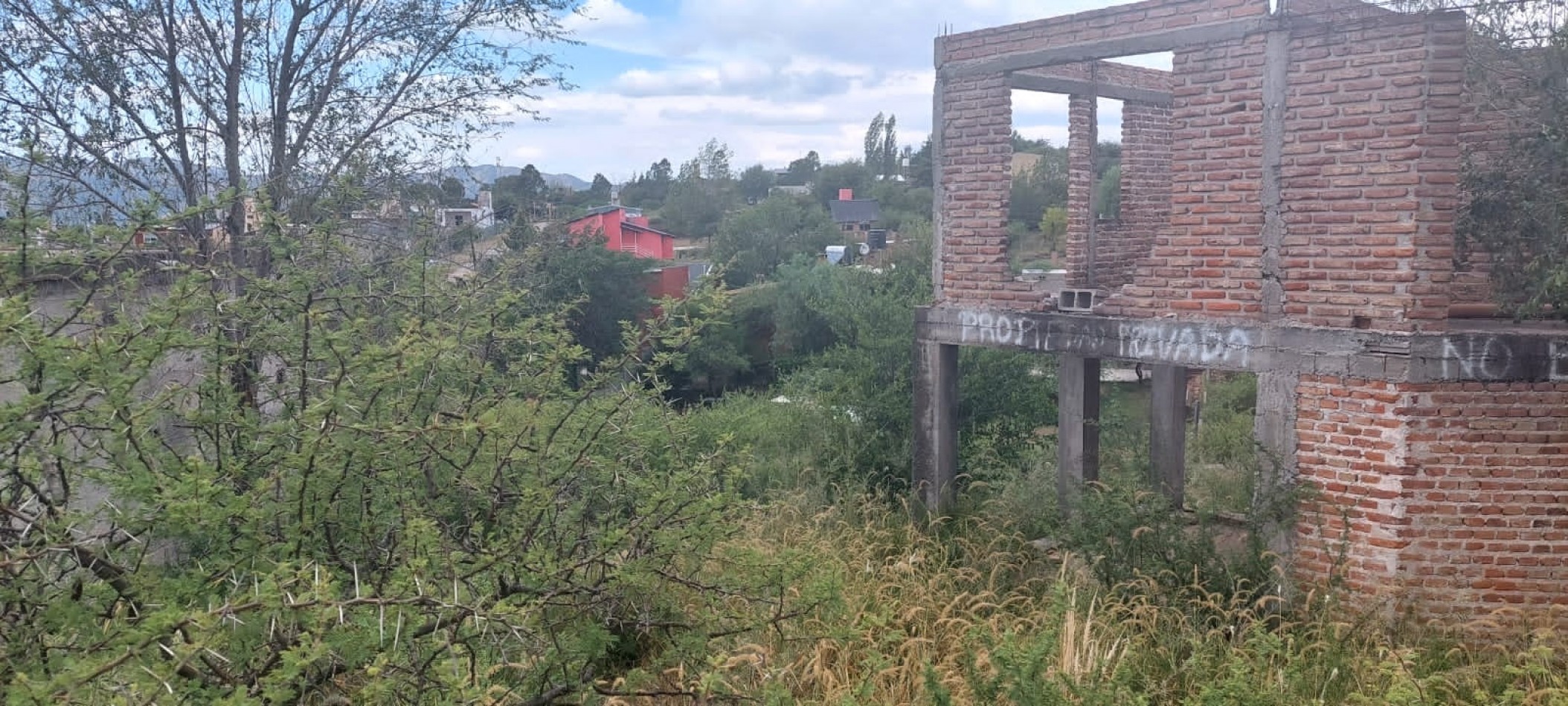 TERRENO CON CONSTRUCCION EN VENTA EN VILLA PARQUE SIQUIMAN. TE72