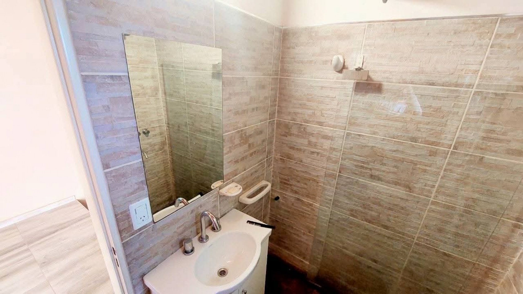 CASA EN VENTA EN MALVINAS ARGENTINAS, CORDOBA. SOBRE IMPORTANTE AVENIDA. CA188F.