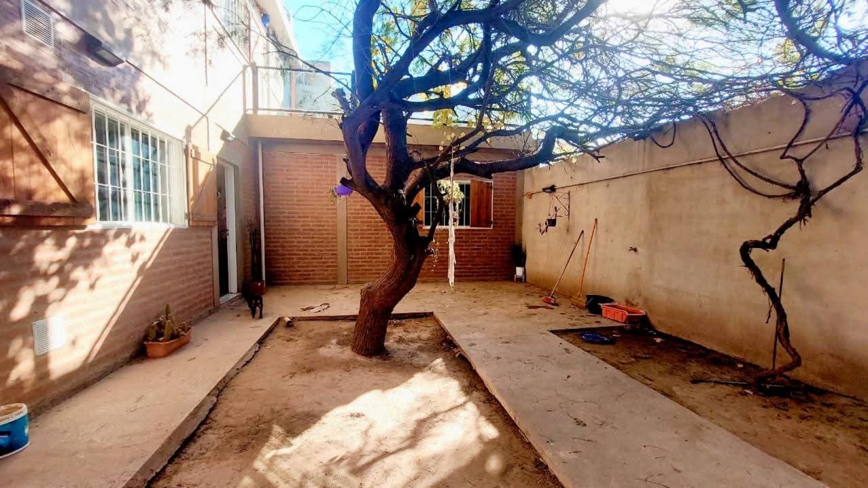CASA EN VENTA EN MALVINAS ARGENTINAS, CORDOBA. SOBRE IMPORTANTE AVENIDA. CA188F.