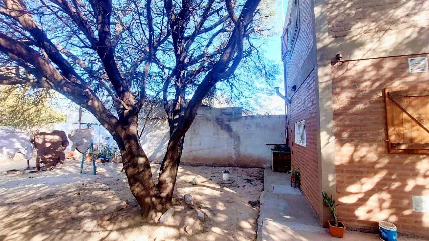 CASA EN VENTA EN MALVINAS ARGENTINAS, CORDOBA. SOBRE IMPORTANTE AVENIDA. CA188F.