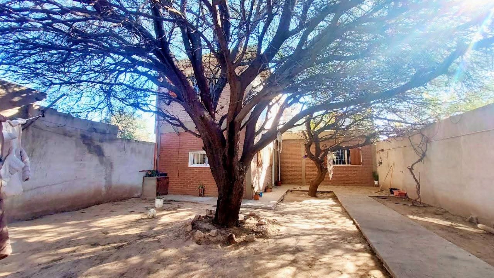 CASA EN VENTA EN MALVINAS ARGENTINAS, CORDOBA. SOBRE IMPORTANTE AVENIDA. CA188F.