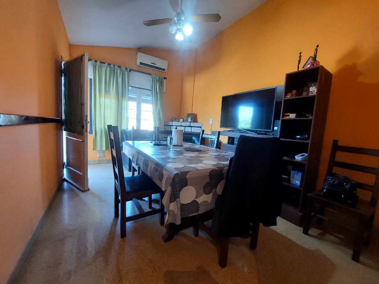 CASA MAS LOCAL A LA VENTA EN COSQUIN, SOBRE AV SAN MARTIN. CA232