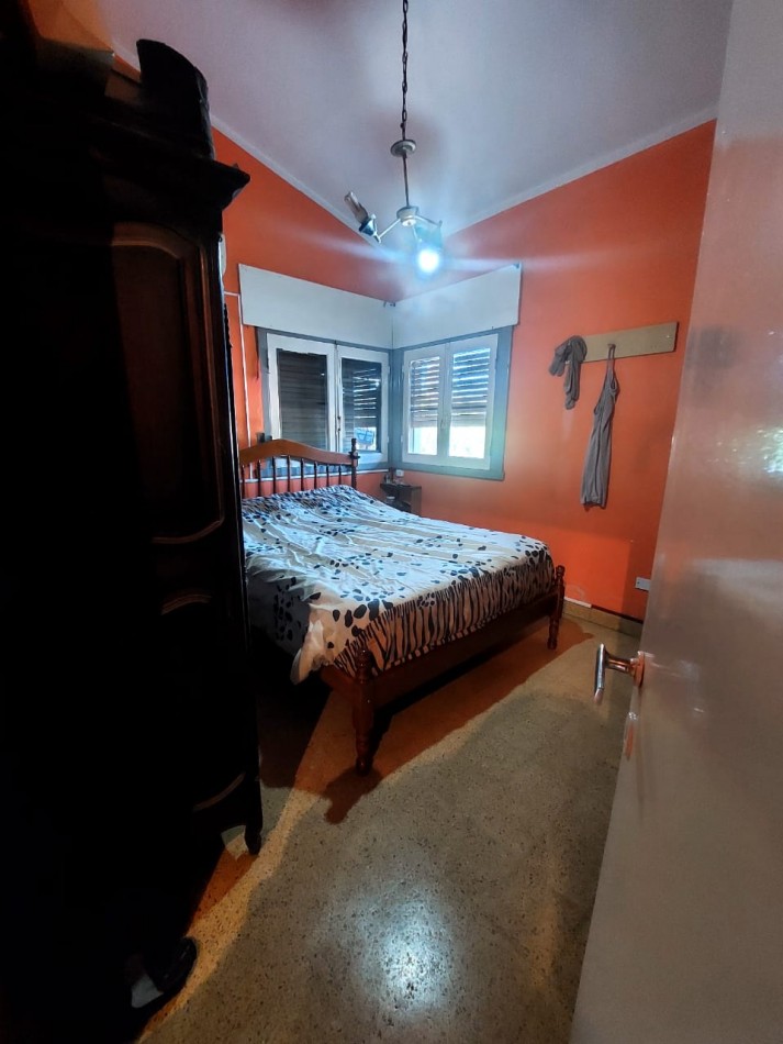 CASA MAS LOCAL A LA VENTA EN COSQUIN, SOBRE AV SAN MARTIN. CA232