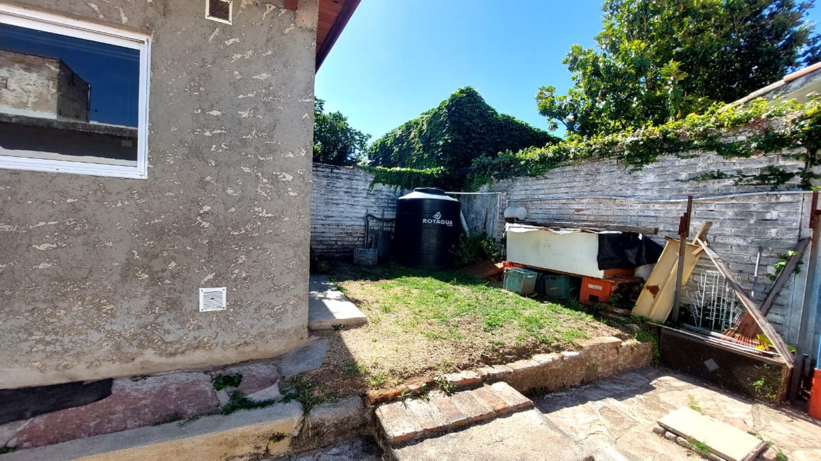 CASA MAS LOCAL A LA VENTA EN COSQUIN, SOBRE AV SAN MARTIN. CA232