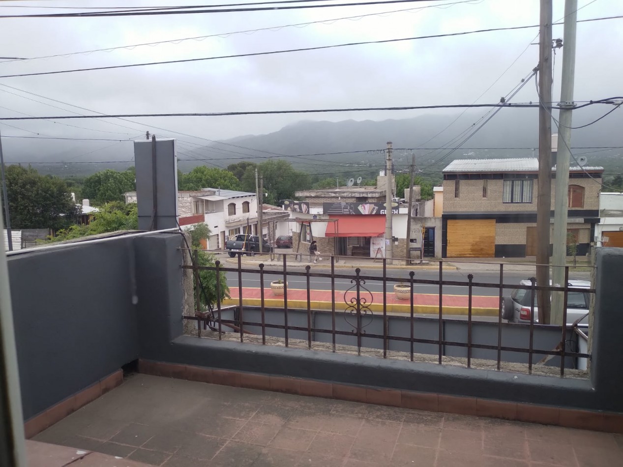 CASA MAS LOCAL A LA VENTA EN COSQUIN, SOBRE AV SAN MARTIN. CA232