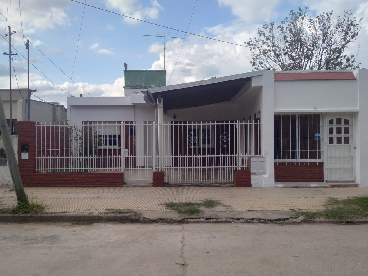 CASA MAS LOCAL COMERCIAL EN VENTA EN COSQUIN ZONA TRIBUNALES. CA233.