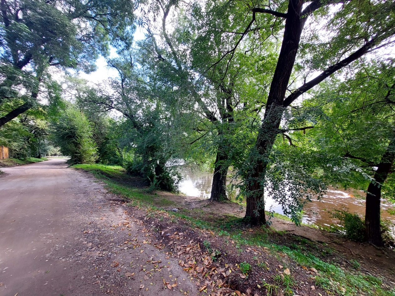 CASA EN VENTA CON SALIDA AL RIO Y PISCINA COMPLETA EN SANTA MARIA DE PUNILLA, ENTORNO SERRANO. CA246